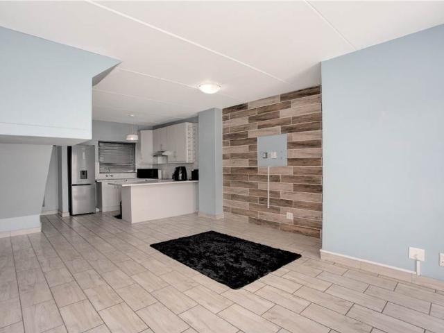 Flat for sale in Johannesburg, North & Sandton