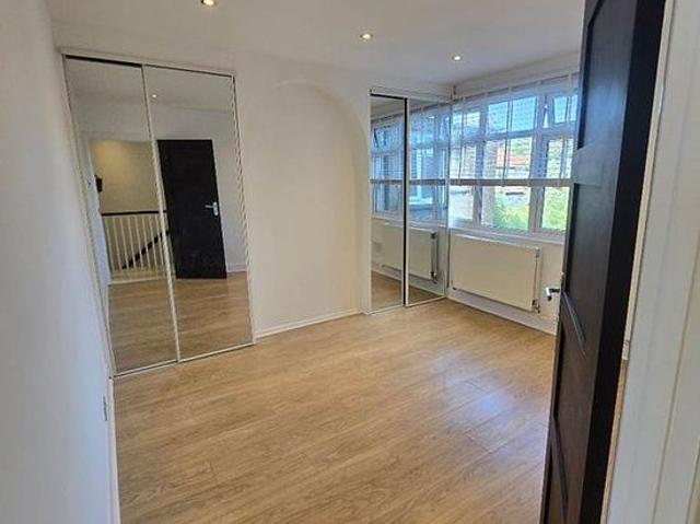 Apartment for rent in London Borough of Merton, Mitcham