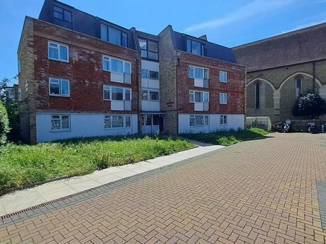 Apartment for rent in London Borough of Merton, Mitcham