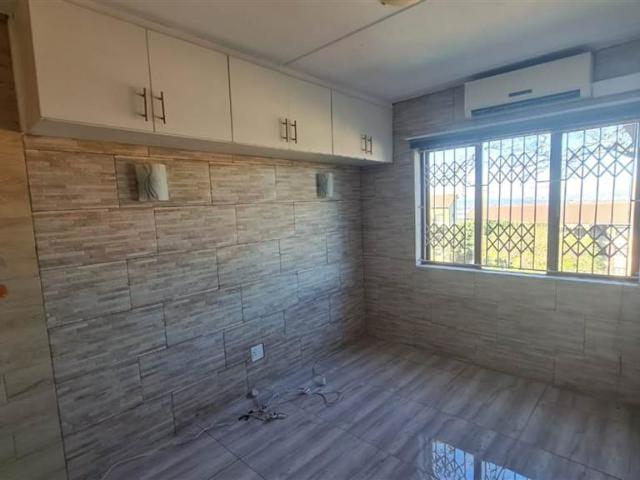Flat for sale in Seaview, Kwazulu-natal