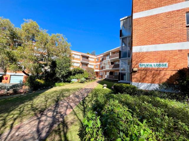 Flat for sale in Johannesburg, North & Sandton