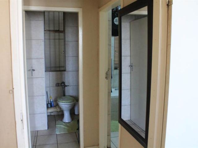 Flat for sale in Johannesburg, North & Sandton