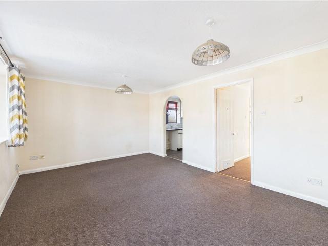 Apartment for rent in The Crescent, Farnborough