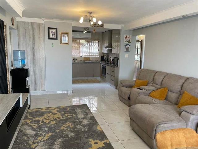 Flat for sale in Seaview, Kwazulu-natal