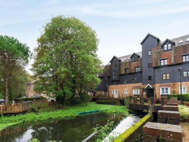 Apartment for rent in Harmondsworth, Greater London