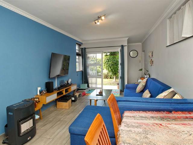 Flat for sale in Cape Town, Southern Suburbs