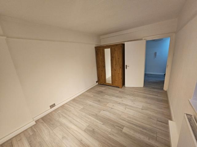 Apartment for rent in Summerstown, Greater London