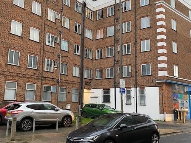 Apartment for rent in Summerstown, Greater London