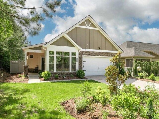 House for sale in Flat Rock