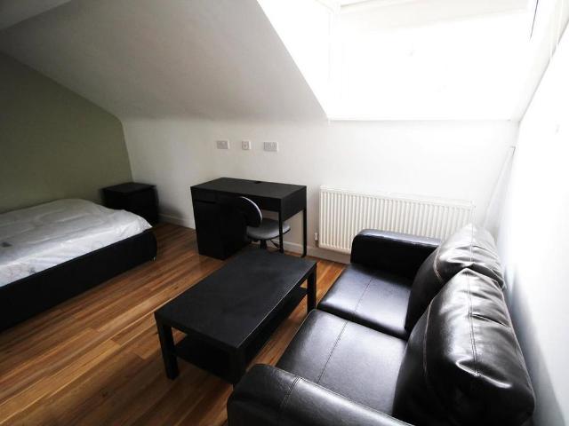 Room for rent in Hyde Park, West Yorkshire
