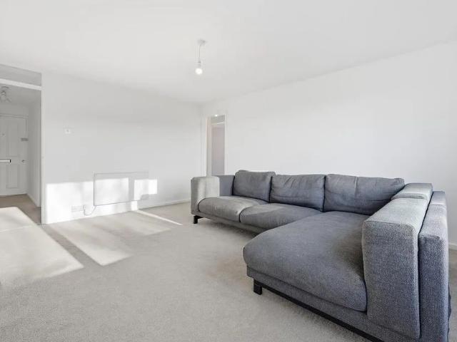 Apartment for rent in Hale End, Greater London