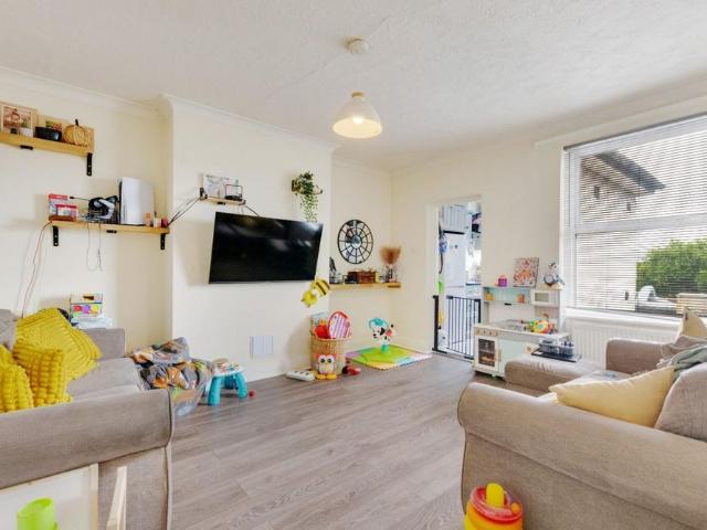 Apartment for rent in Ardleigh Green, Greater London