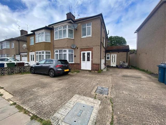 Flat for rent in Harrow Weald, Greater London
