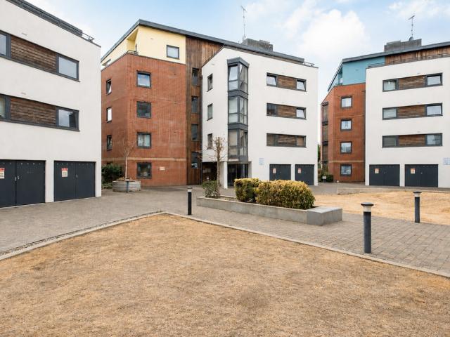 Apartment for rent in Heol-las, Surrey