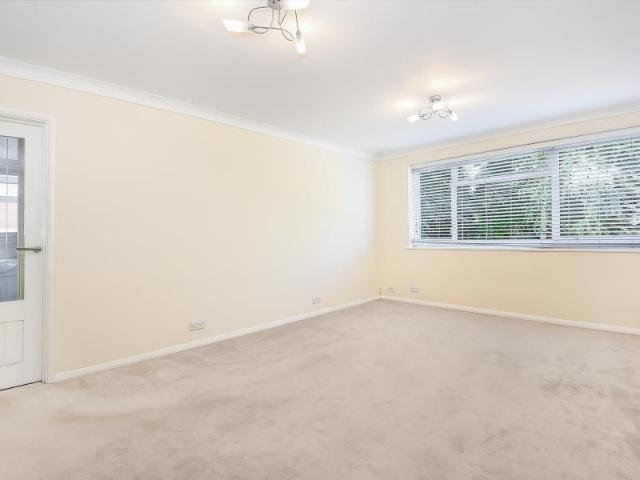 Apartment for rent in Northwood Green Lane, Greater London