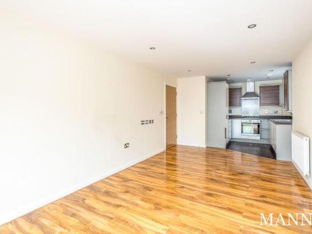 Apartment for rent in Longlands, Greater London