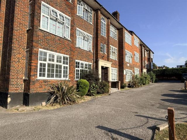Flat for rent in The Wrythe, Greater London