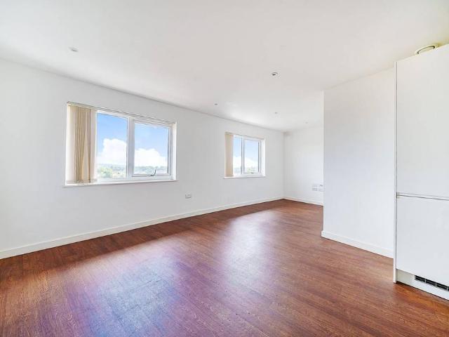 Flat for rent in Little Stanmore, Greater London