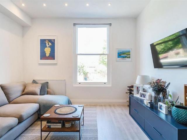 Apartment for rent in The Wrythe, Greater London