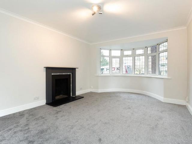 Apartment for rent in Oakhill, Greater London