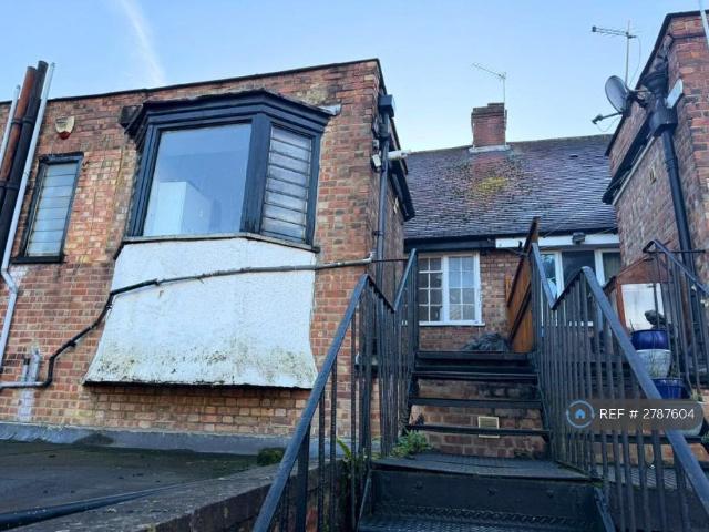 Flat for rent in London Borough of Merton, Raynes Park
