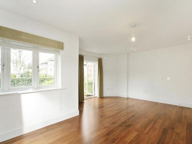 Apartment for rent in Blackhills, Surrey