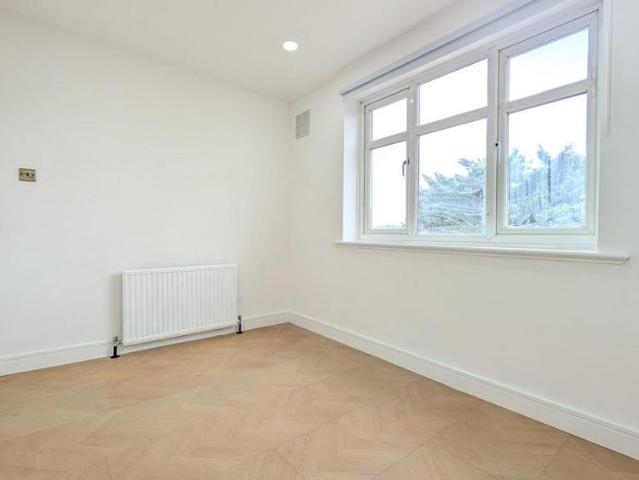 Apartment for rent in Little Stanmore, Greater London