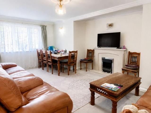Flat for rent in London Borough of Croydon, Purley