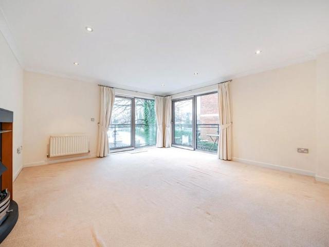 Apartment for rent in Elmbridge, Surrey
