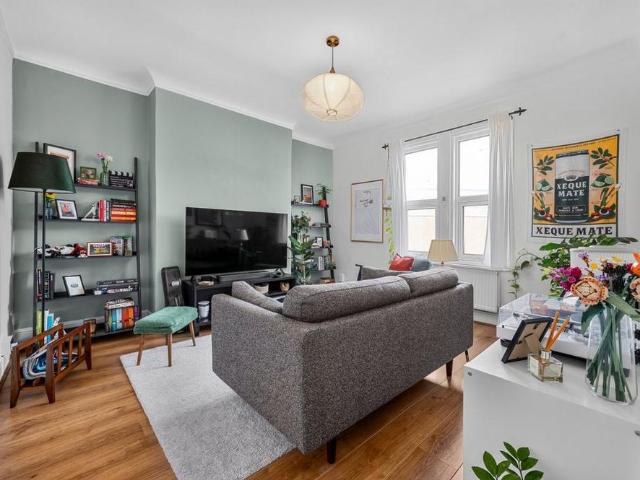 Apartment for rent in Strand-on-the-Green, Greater London