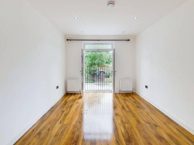 Flat for rent in Carshalton-on-the-Hill, Greater London