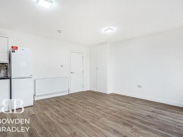 Apartment for rent in Grange Hill, Epping Forest