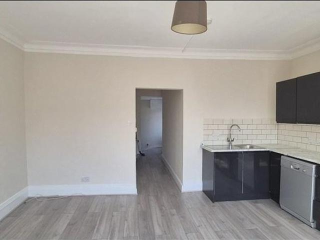 Apartment for rent in London Borough of Merton, Collier's Wood