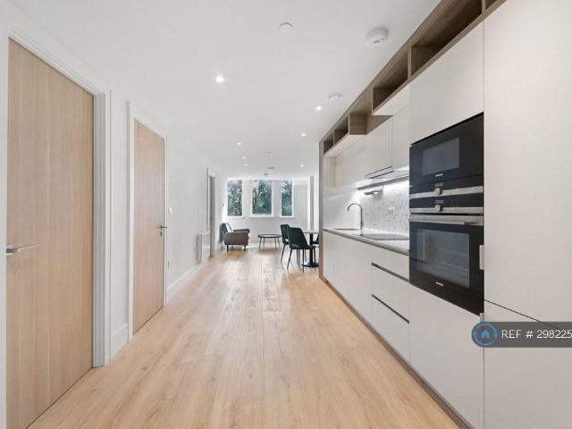 Flat for rent in London Borough of Croydon, Purley