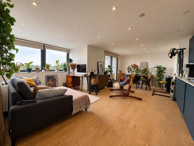 Apartment for rent in Perryfields, West Sussex