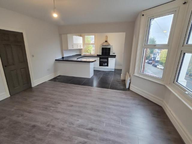 Flat for rent in London Borough of Croydon, Purley