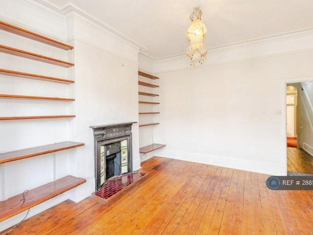 Apartment for rent in Colney Hatch, Greater London