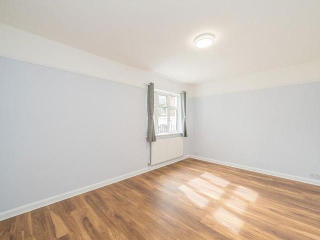 Apartment for rent in Whitton, Greater London