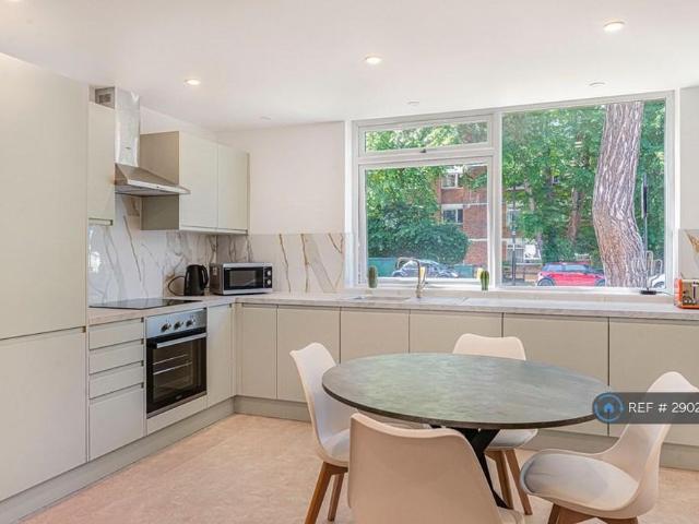 Apartment for rent in Middle Park, Greater London