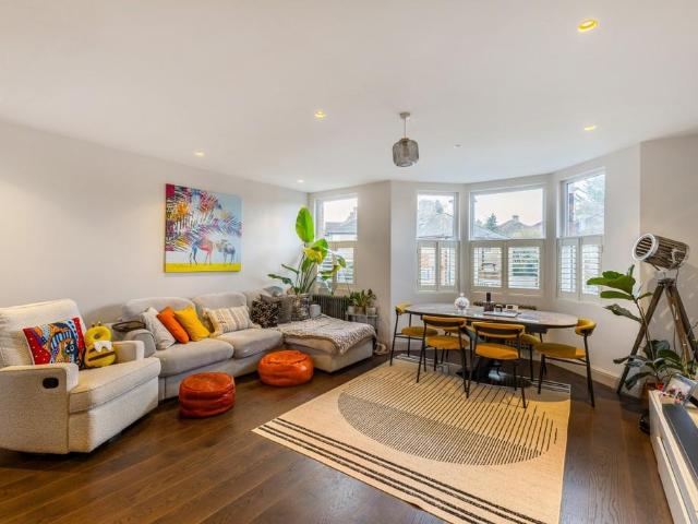 Flat for rent in Brondesbury, Greater London
