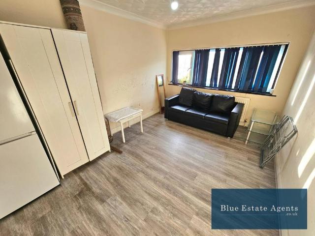 Flat for rent in London Borough of Hounslow, Greater London
