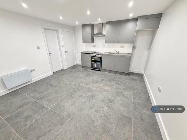 Flat for rent in London Borough of Hounslow, Greater London