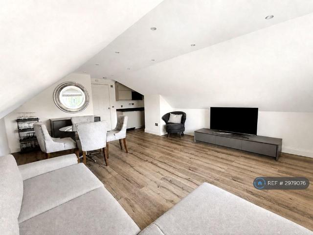 Flat for rent in Strawberry Hill, Greater London
