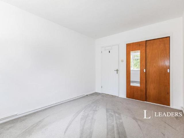 Apartment for rent in Blackhills, Surrey