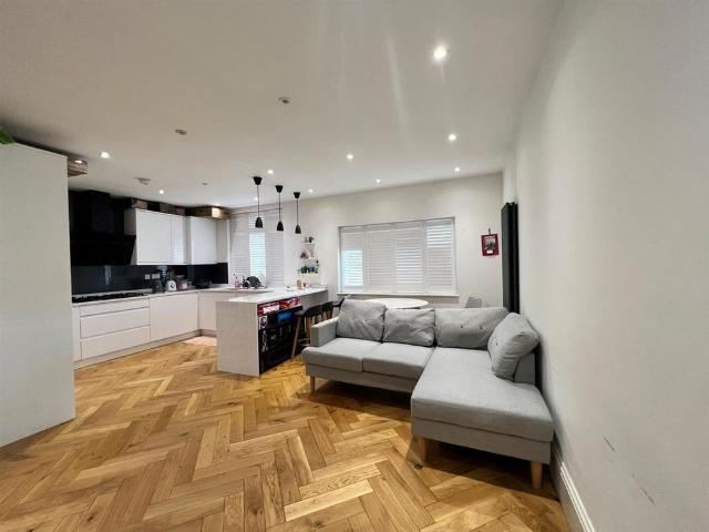 Apartment for rent in London Borough of Ealing, Park Royal