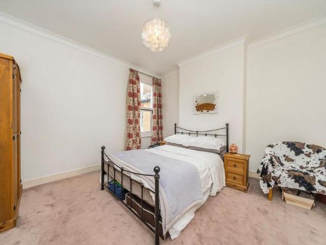Apartment for rent in Summerstown, Greater London