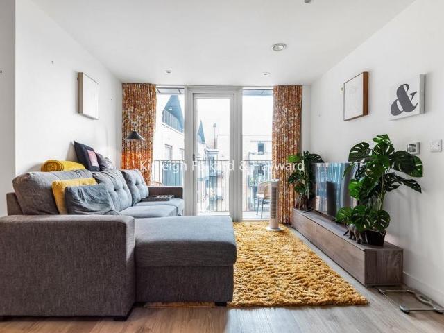 Apartment for rent in Summerstown, Greater London