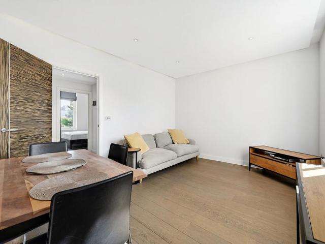 Flat for rent in Brompton, Greater London