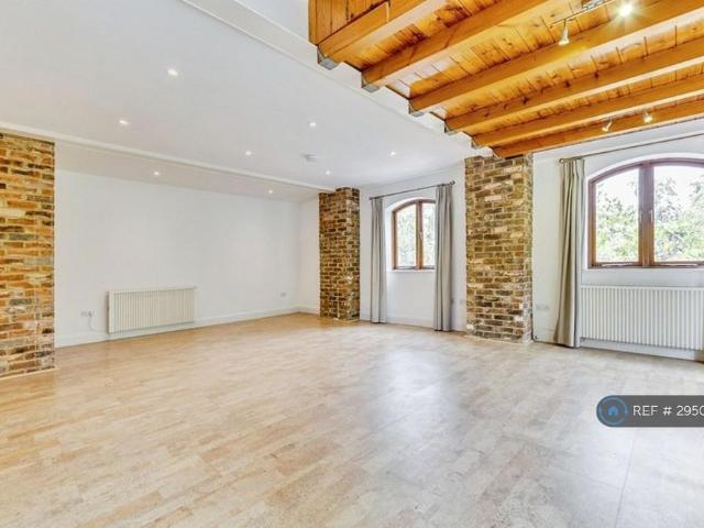 Apartment for rent in Fole, Surrey