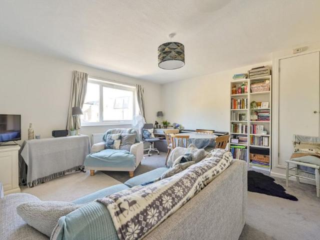 Apartment for rent in London Borough of Merton, Merton Park